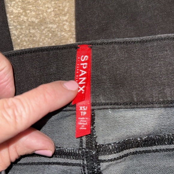 Spanx Distressed Skinny Pull-On Jeans High Rise Raw Hem in Black, XS. B8 - Picture 4 of 7